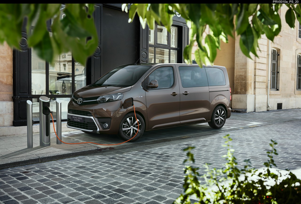 Proace Verso Electric - Je vyobrazen model Proace Verso Electric Family v barvě sytě hnědá (KCM)